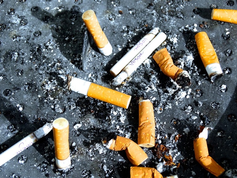 Palenie papierosów jest pewnym z z większym natężeniem zgubnych nałogów